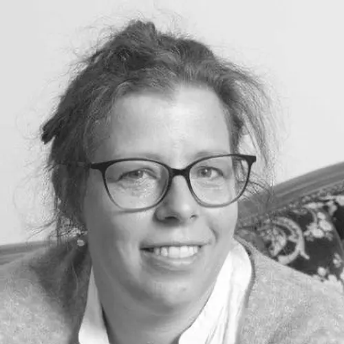 Ein Foto von Antje Henrich. Sie ist bei der GfG Akademie Ausbilderin für GfG-Geburtsvorbereiterin®